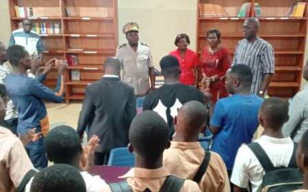 Séguéla: Un proviseur dote la bibliothèque de son lycée en ouvrages