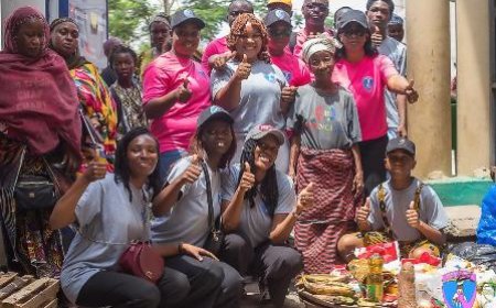 Journée des droits de la femme/Action sociale : l’ONG les Warrior’s de la Charité apporte de la joie à deux mamans sexagénaires dans le district d’Abidjan