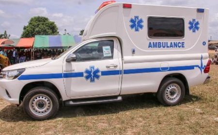 Le Ministre ADJE SILAS METCH DOTE AHOUANOU D’UNE AMBULANCE NEUVE
