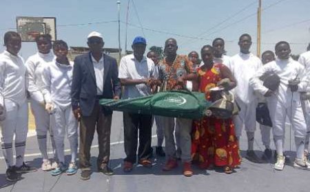 ESCRIME : LA FÉDÉRATION IVOIRIENNE RENFORCE LES CLUBS AVEC DES ÉQUIPEMENTS SPORTIFS