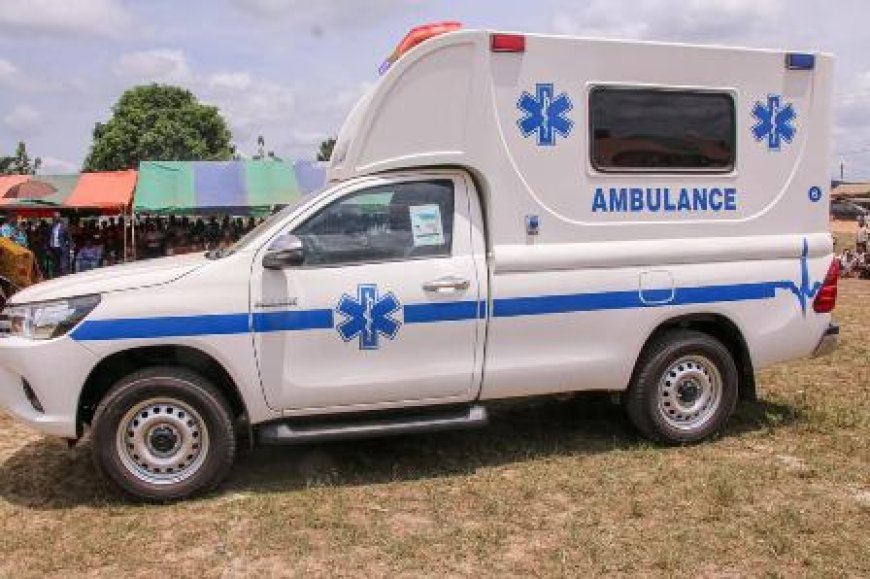 Le Ministre ADJE SILAS METCH DOTE AHOUANOU D’UNE AMBULANCE NEUVE