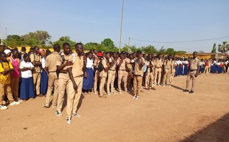 SINEMATIALI : Grève des enseignants, les élèves de la ville organisent une marche pour demander la reprise des cours