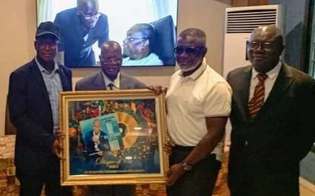 Reconnaissance : «Ne te fous pas de moi" : Aimond Williams honore Tiemoko Yadé avec un CD d'Or