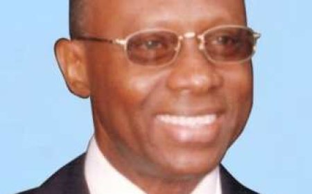 Hommage des anciens élèves de la promotion 1972-1976 à leur proviseur du Lycée Technique d'Abidjan, Monsieur KOUME MALAN LEON