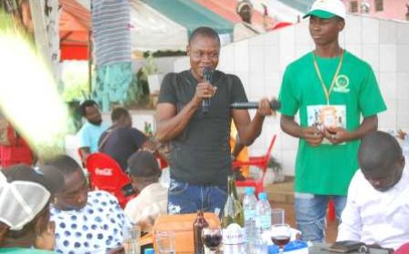 Man  / Brunch de la Cohésion Sociale : Gastronomie, Partage et Évasion au Cœur d’Ariane Beach”