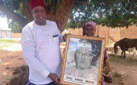 Korhogo : une lycéenne rend hommage au chef national des Peulhs avec un portrait émouvant