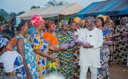 Fête des mères 2025 : L’Ambassadeur Alfred YAKE comble les femmes de Sangouiné