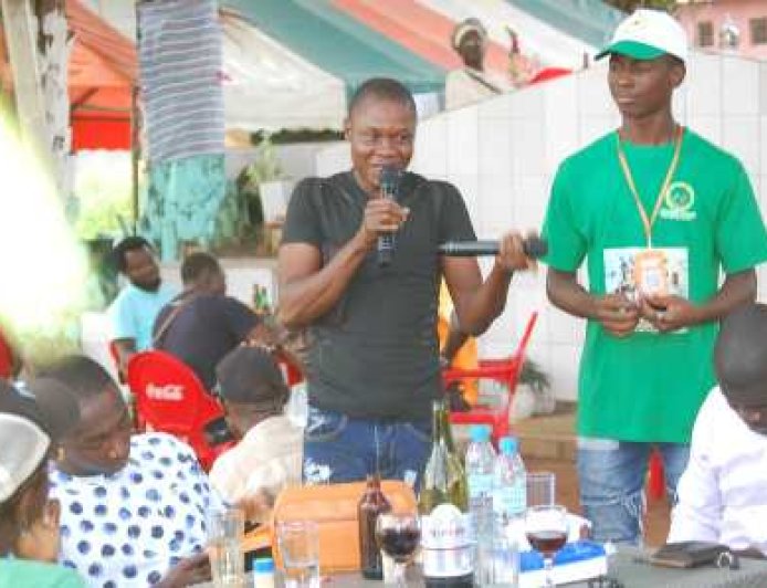 Man  / Brunch de la Cohésion Sociale : Gastronomie, Partage et Évasion au Cœur d’Ariane Beach”