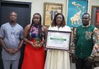 Sandrine OUEDRAOGO réceptionne le prix de la Fondation Edmond Tapsoba