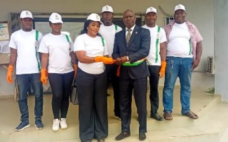 Assainissement citoyen à Songon : En prélude au SISE 2025,  une  équipe du salon aide à donner fière allure à la cour de la mairie