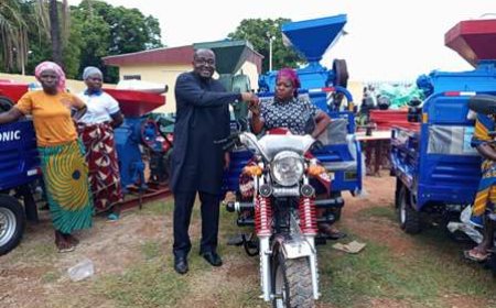 SINÉMATIALI : Don de la Première Dame aux populations, le Ministre Fidèle SARASSORO vient de procéder à la distribution