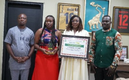 Sandrine OUEDRAOGO réceptionne le prix de la Fondation Edmond Tapsoba