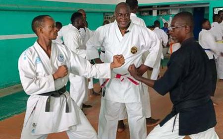 KARATÉ SHITO RYU : Maître Franck Bouaffon forme les pratiquants aux techniques fondamentales.