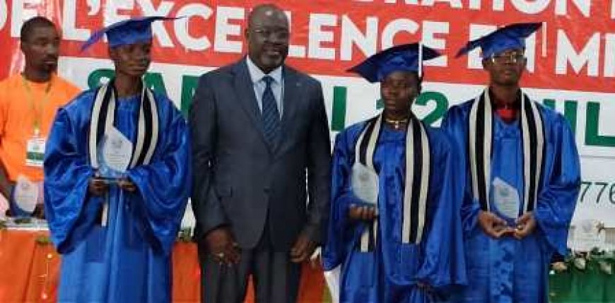 Man / Un universitaire au grand cœur : Le président de l’UPM console une orpheline méritante