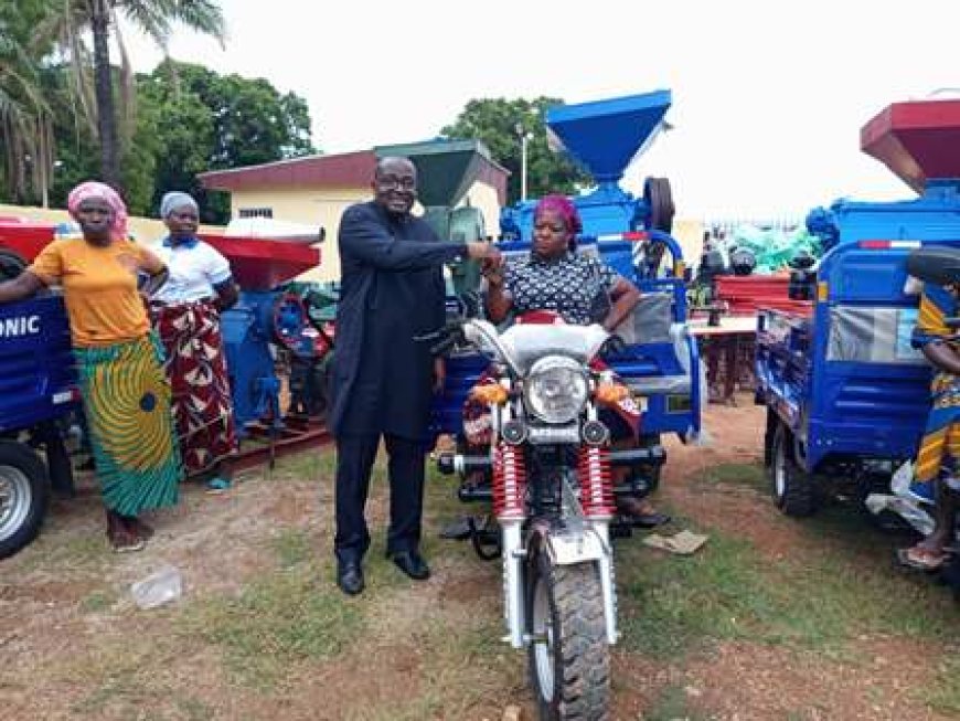 SINÉMATIALI : Don de la Première Dame aux populations, le Ministre Fidèle SARASSORO vient de procéder à la distribution