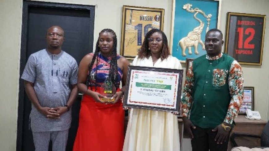 Sandrine OUEDRAOGO réceptionne le prix de la Fondation Edmond Tapsoba