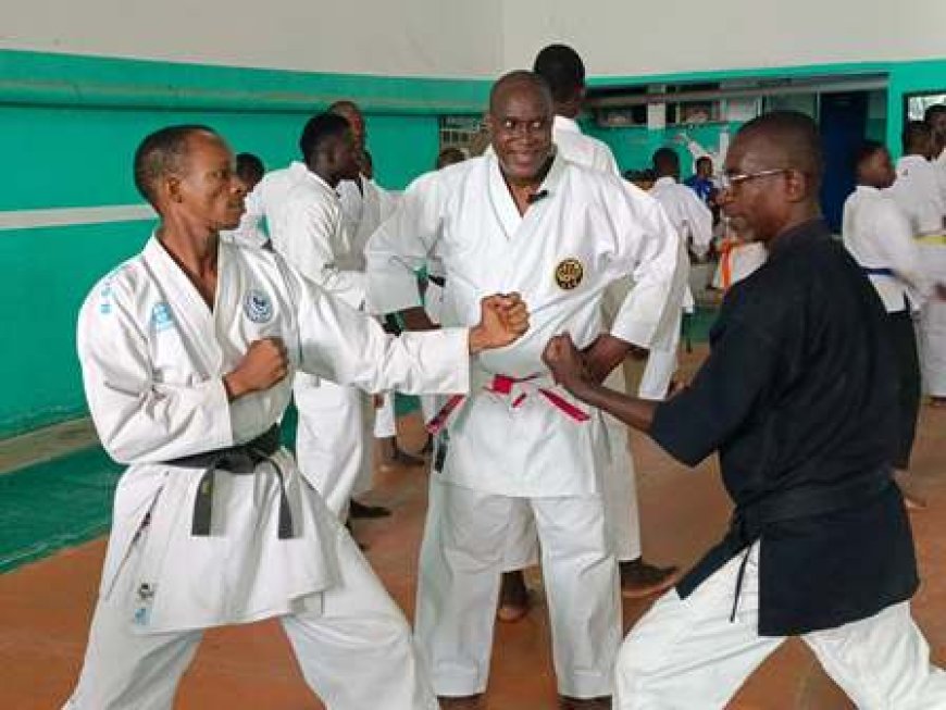 KARATÉ SHITO RYU : Maître Franck Bouaffon forme les pratiquants aux techniques fondamentales.