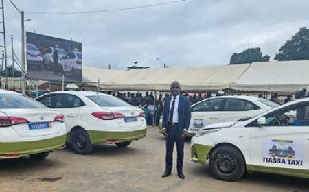 Tiassalé : Le Maire Assalé Tiémoko présente les nouveaux taxis communaux