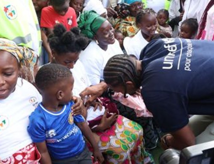 UNICEF/Campagne de Vaccination : Sébastien Haller mêle football et vaccination pour protéger les enfants
