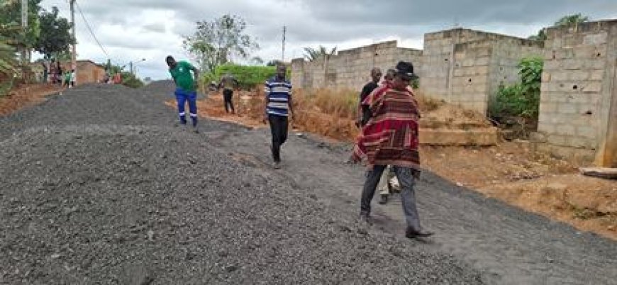 Sikensi / Travaux de voirie : Le député-maire N’gata Brié Joseph supervise la pose de fraisât en prélude à la fête des ignames