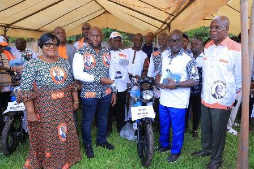 Cavally / Présidentielle 2025 : Anne Désirée Ouloto équipe la base avec 40 motos pour la campagne