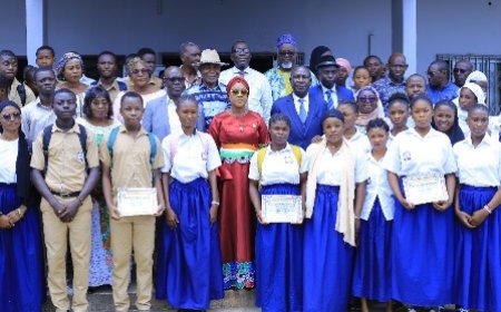 ANYAMA : Fatima Bamba vole au secours de 100 élèves de familles vulnérables