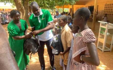 SINÉMATIALI : Le DG du conseil du coton, de l'anacarde et karité fait don de 200 kits scolaires aux enfants de producteurs d'anacarde