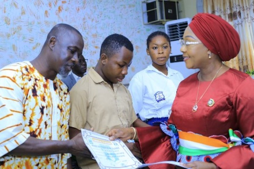 ANYAMA : Fatima Bamba vole au secours de 100 élèves de familles vulnérables