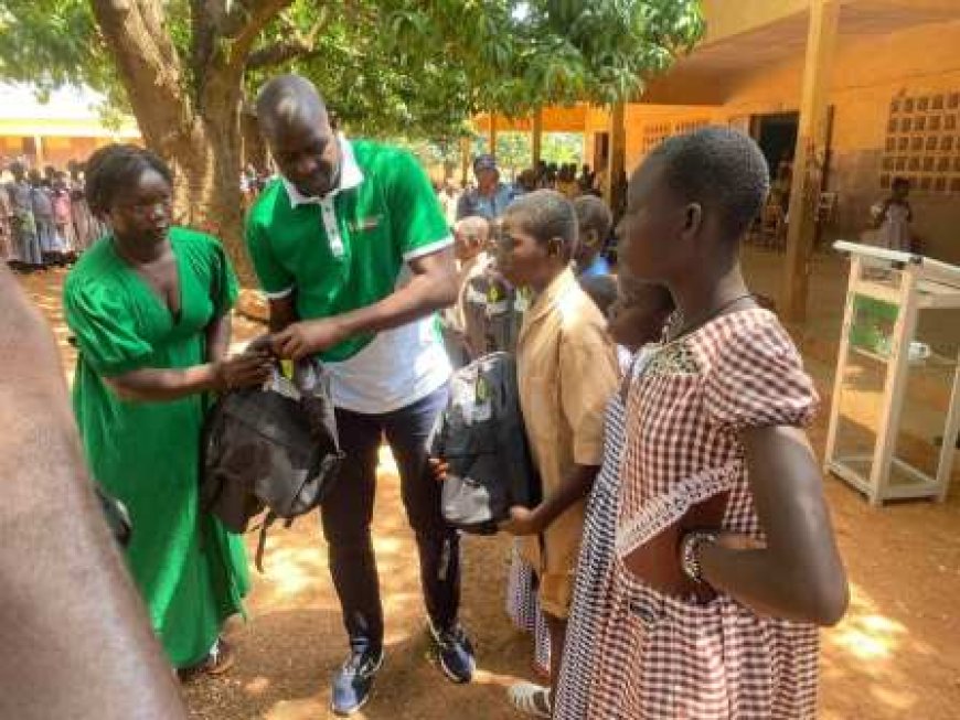 SINÉMATIALI : Le DG du conseil du coton, de l'anacarde et karité fait don de 200 kits scolaires aux enfants de producteurs d'anacarde