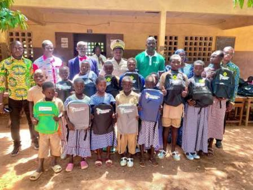 SINÉMATIALI : Le DG du conseil du coton, de l'anacarde et karité fait don de 200 kits scolaires aux enfants de producteurs d'anacarde
