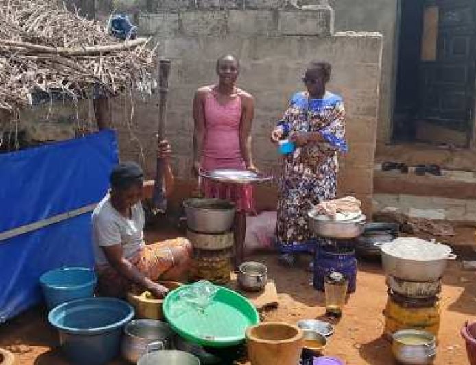 À Ouragahio, “Chez Mme Tout-Petit”, le petit restaurant qui nourrit tout un quartier… et toute une commune