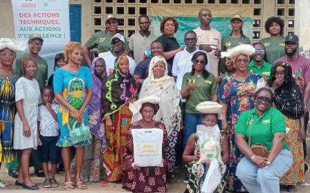 Abobo : Les Meilleurs Natifs de Juillet offrent des kits alimentaires à des familles vulnérables