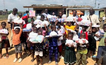 Arbre de Noël à Yopougon Sideci Extension : La Fondation Nogbou Dorette illumine le sourire de plus de 100 enfants