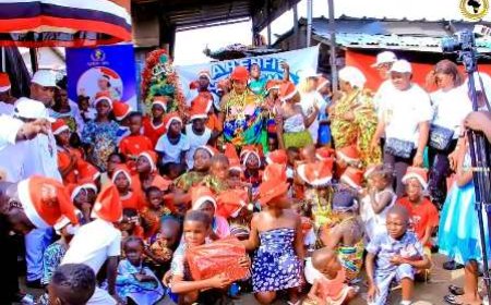 Arbre de Noël au quartier Zimbabwe : La Reine Mère Nana Kyeremaa Abrafi Kôtô offre le sourire à 1 000 enfants