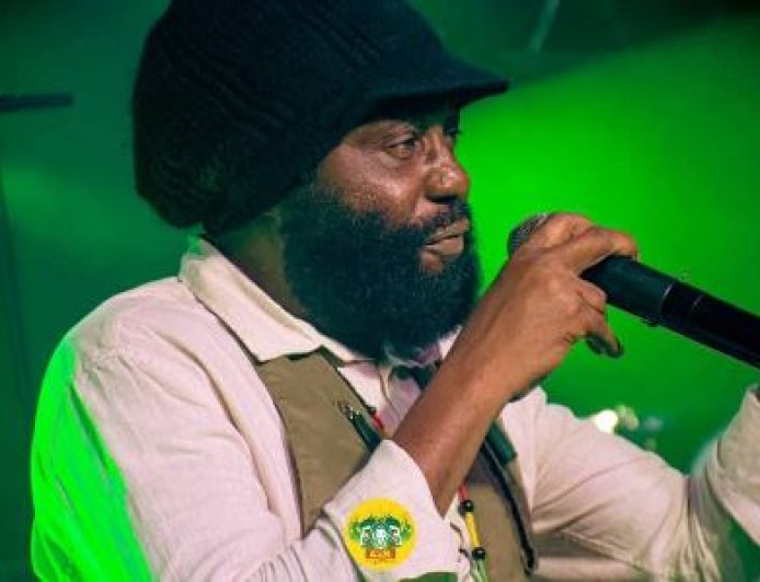 Ras Julian rend hommage à Jimmy Cliff, icône jamaïcaine du reggae