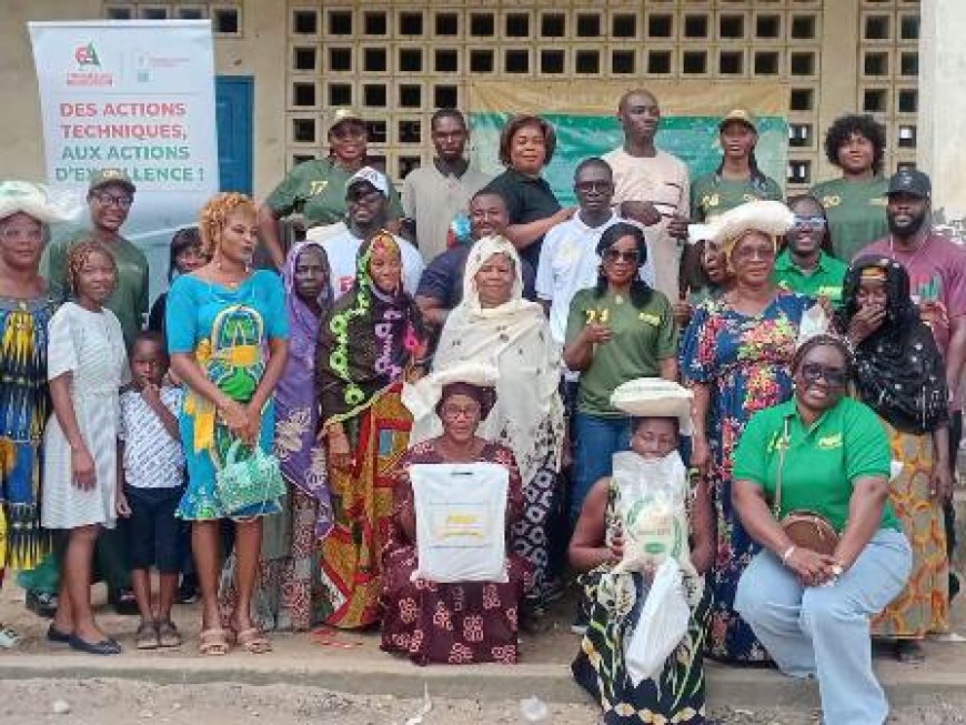 Abobo : Les Meilleurs Natifs de Juillet offrent des kits alimentaires à des familles vulnérables