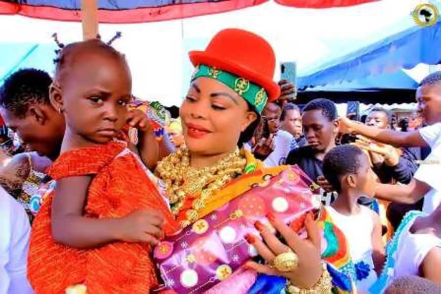 Arbre de Noël au quartier Zimbabwe : La Reine Mère Nana Kyeremaa Abrafi Kôtô offre le sourire à 1 000 enfants