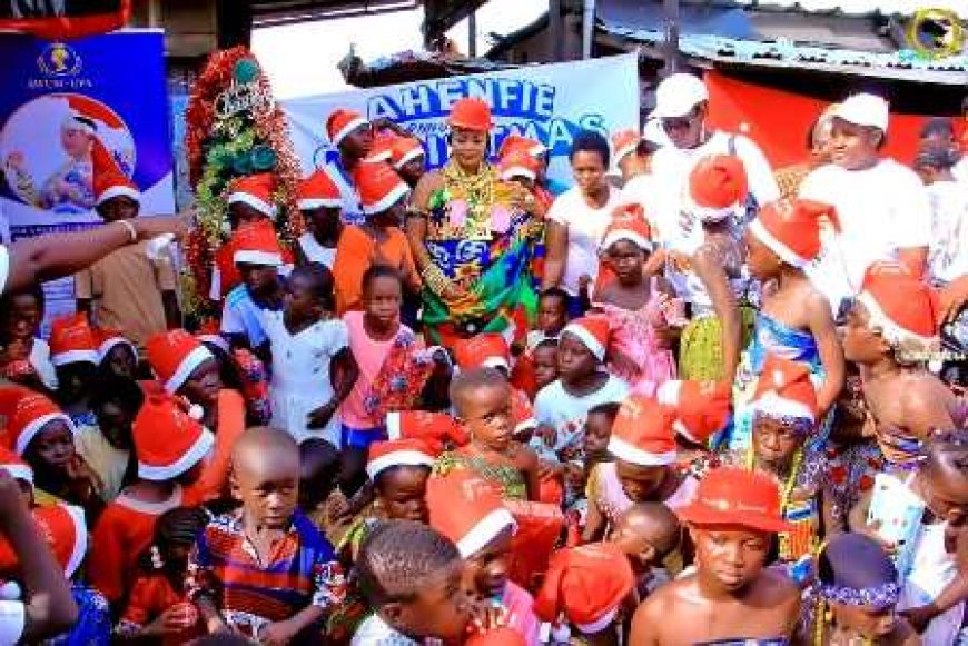 Arbre de Noël au quartier Zimbabwe : La Reine Mère Nana Kyeremaa Abrafi Kôtô offre le sourire à 1 000 enfants