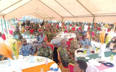 Korhogo : Téné Birahima Ouattara partage un repas de cohésion avec les Forces de défense