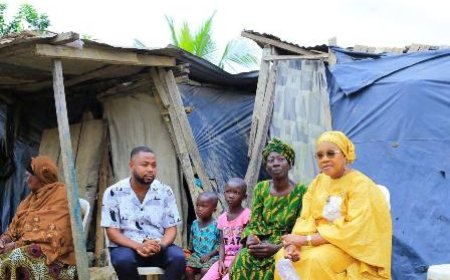 Anyama : La Maire Dr Fatima Bamba sort une dame de la précarité