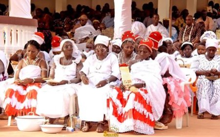 Les Kômian, gardiennes du lien sacré entre visible et invisible en pays Akan