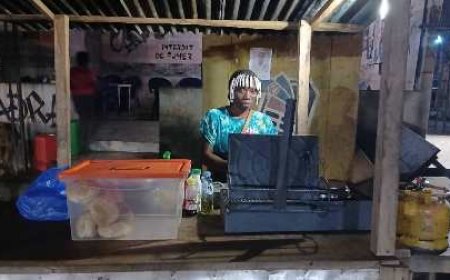 Ouragahio : Mlle Assi s’impose dans la vente de panini à la gare de moto taxi