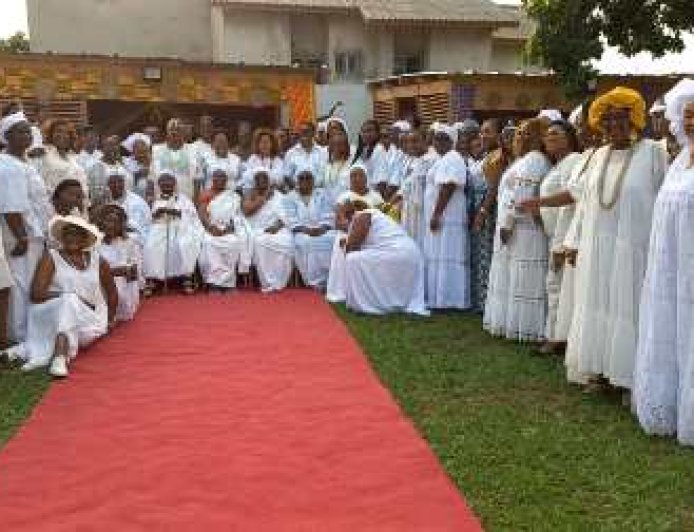 E WAWLEBLA MOU : La tradition baoulé au féminin