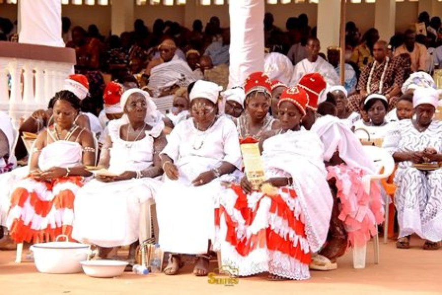 Les Kômian, gardiennes du lien sacré entre visible et invisible en pays Akan