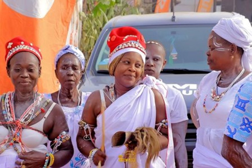 Les Kômian, gardiennes du lien sacré entre visible et invisible en pays Akan