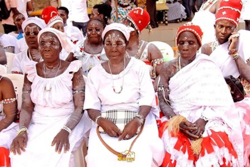 Les Kômian, gardiennes du lien sacré entre visible et invisible en pays Akan