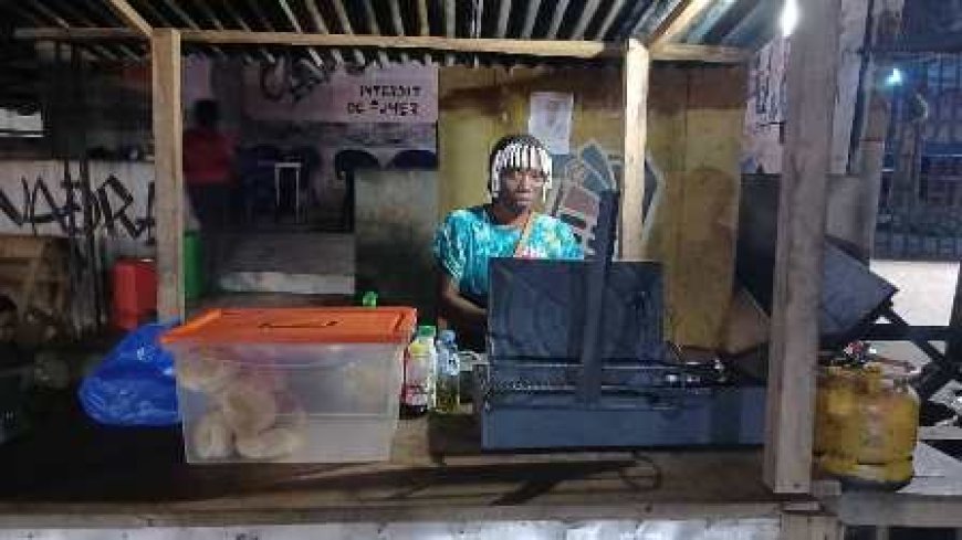 Ouragahio : Mlle Assi s’impose dans la vente de panini à la gare de moto taxi