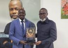 Distinction journalistique : Krou Patrick présente son Prix Ebony à Mahama Coulibaly