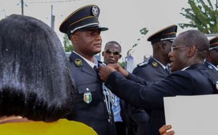 Le commandant des sapeurs-pompiers civils de Sinématiali reçoit une distinction