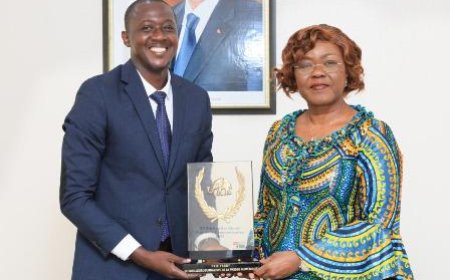 Distinction à l’Ebony 2025 : Nialé Kaba reçoit Krou Patrick, lauréat du prix du meilleur journaliste numérique